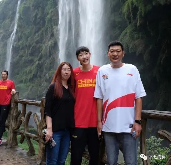 Woj：詹姆斯正认真考虑在*城拥有球队 已经有专业团队在做准备了据据名记Woj透露，消息人士称，詹姆斯正在认真考虑在*城拥有球队。